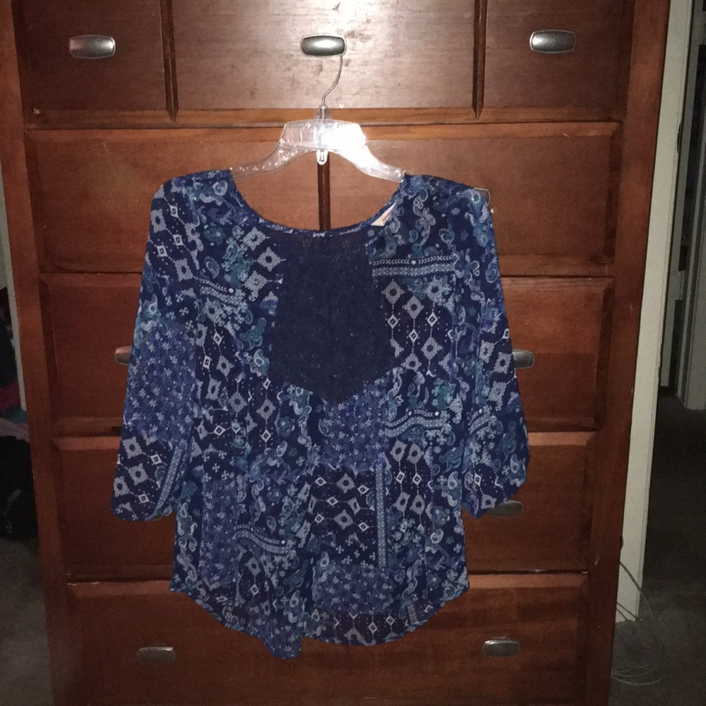 A medium sized Arizona jeans shirt